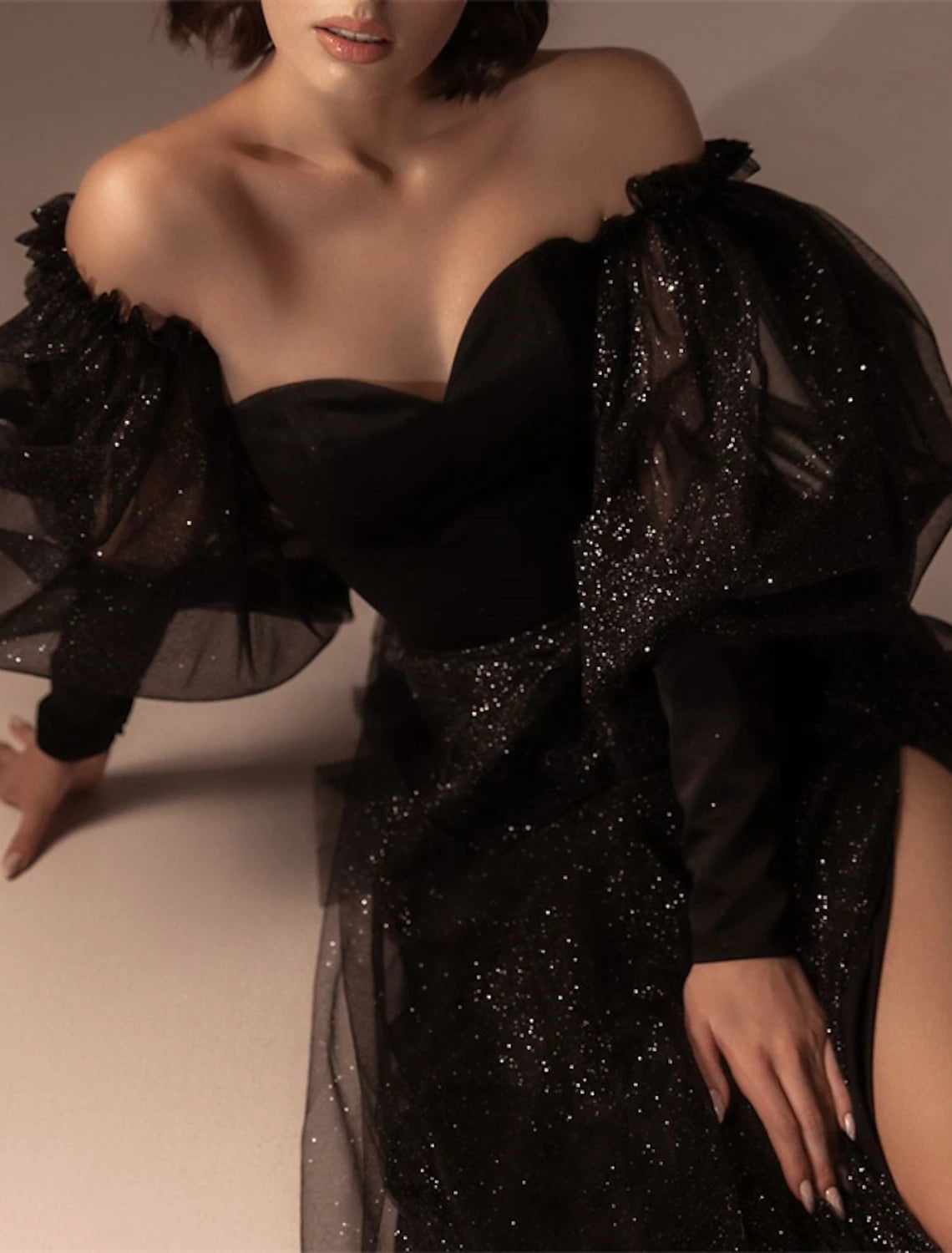 Abito da sera a trapezio, abito da ballo, semi formale, nero, taglie forti, lunghezza al pavimento, manica lunga, spalle scoperte, in tulle con spacco glitterato